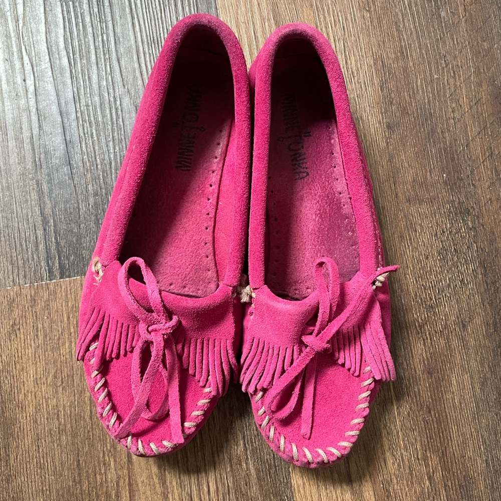 Kilty Hardsole Moccasins by Minnetonka 6.5 Magenta